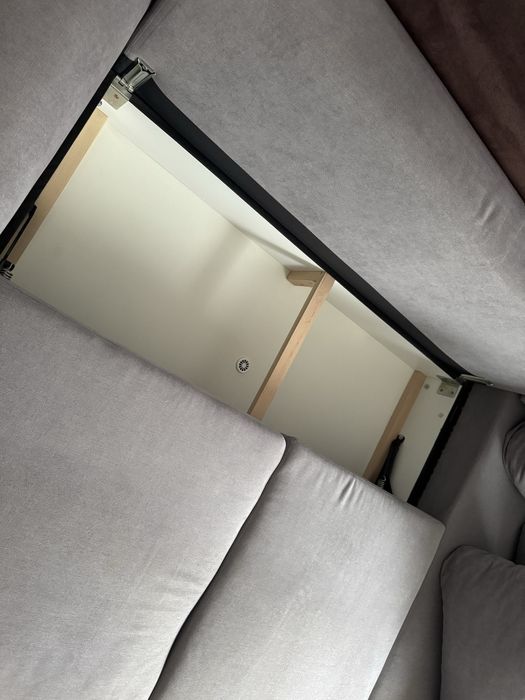 Szara kanapa w stylu L z poduszkami