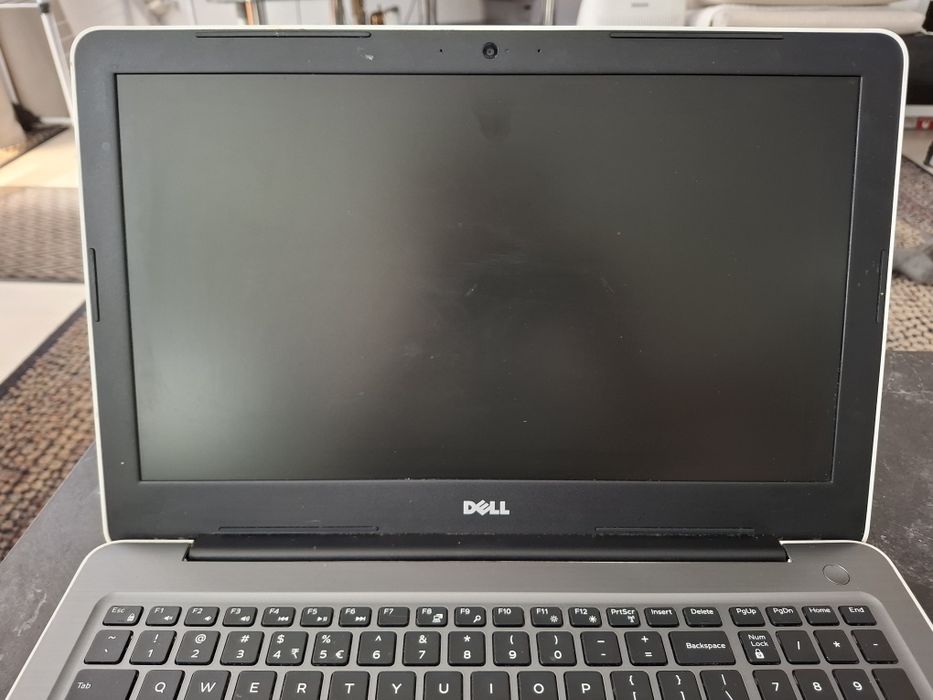 Biała obudowa laptopa DELL Inspiron z monitorem i klawiaturą zadbana