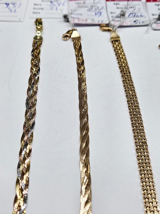 В продаже золотые браслеты 585 пробы.