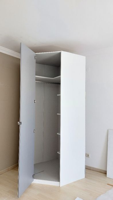 Móvel de guarda-roupa com porta espelhada