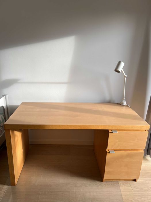 secretária IKEA Malm com candeeiro incluido