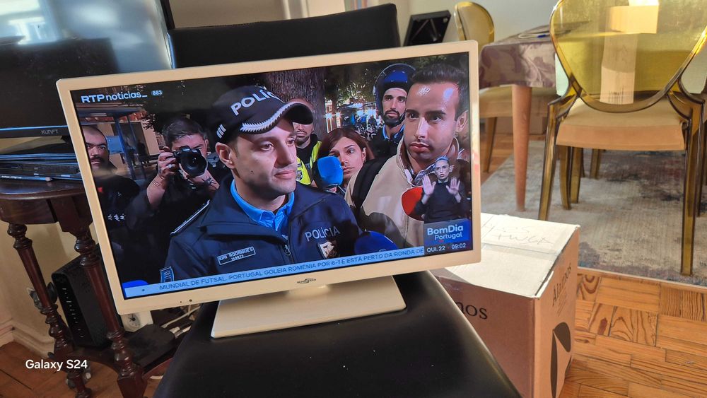 Televisão semi-nova e respetivo comando