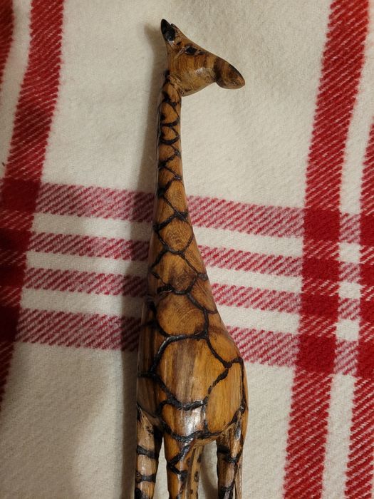 Drewniana rzeźba żyrafy wys. 42 cm.