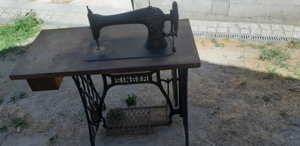 Máquina de costura singer antiga