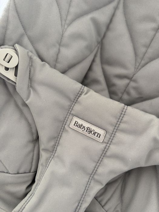 Babybjorn com capa e brinquedo como novo