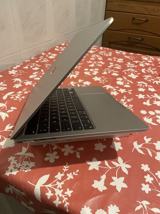 MacBook Air  M2 (13.6'' - Apple M2 GPU 8-core)