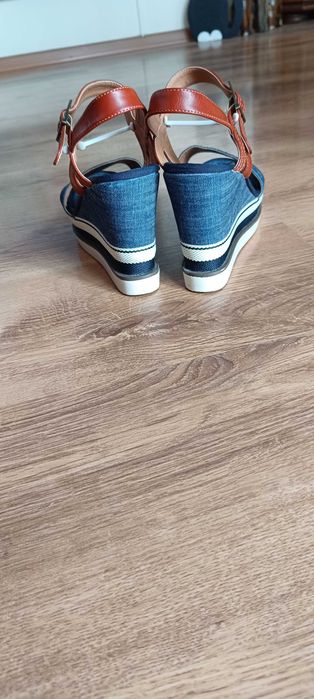 Sandały damskie firmy Bata