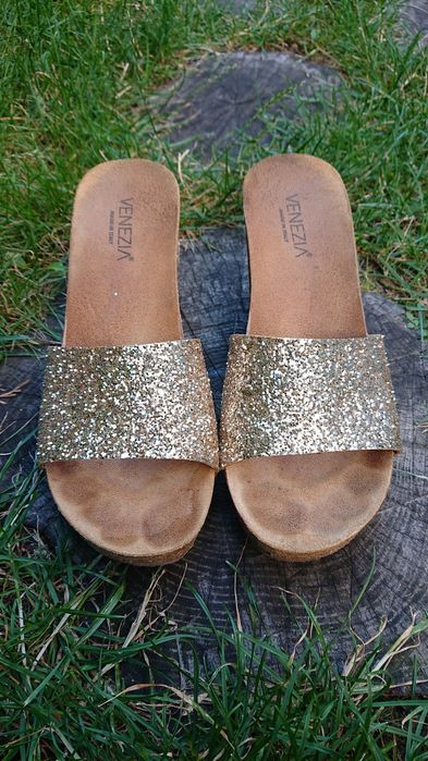 Venezia złote skórzane klapki koturny na korku sandałki sandały brokat