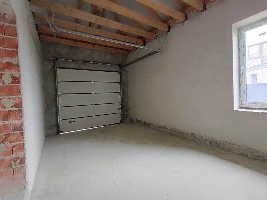 Продається одноповерховий особняк, з гаражем та власним подвірям