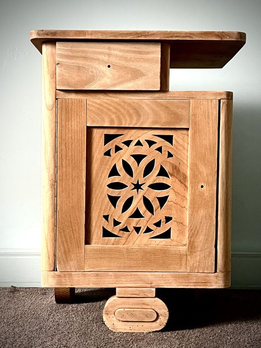 Bardzo ciekawy nakastlik na trzech nóżkach. Szafka nocna.