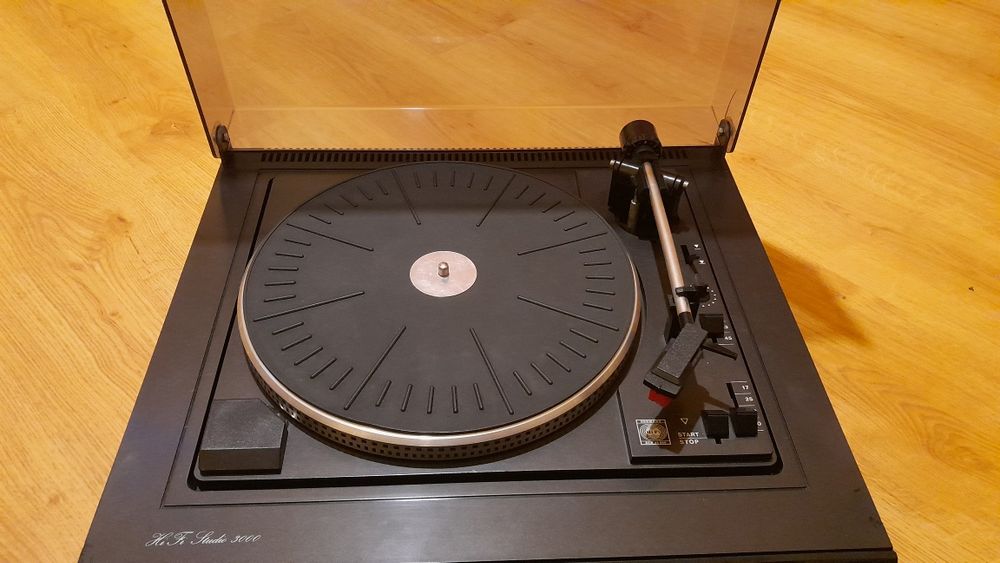 Gramofon Universum ze wzmacniaczem