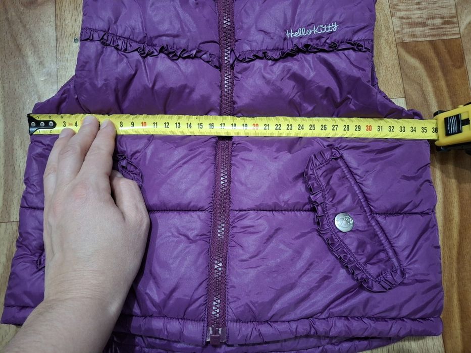 Зимова жилетка H&M Hello Kitty 98 розмір 2-3 роки фіолетова з нашивкою