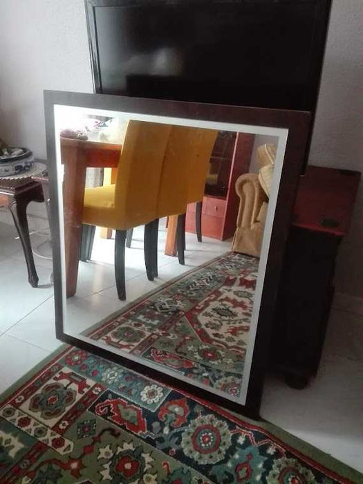 Espelho aplicado em madeira