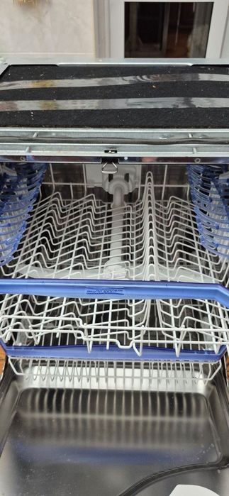 Вбудована посудомийна машина Ariston потребує ремонту на запчастини