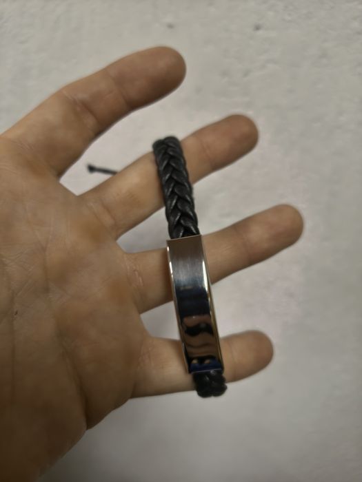 Męska bransoletka z rzemyka z metalową płytką minimalistyczna
