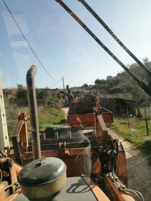 Serviços Retro-escavadora com rachador e trator agrícola.