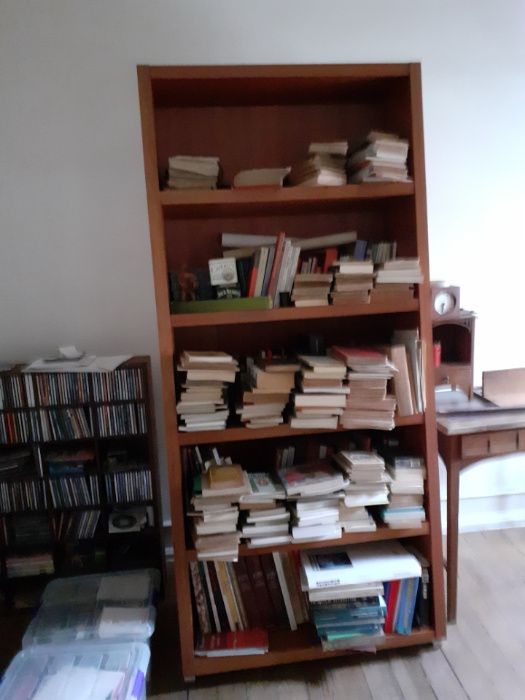 Estante de design moderno, italiano