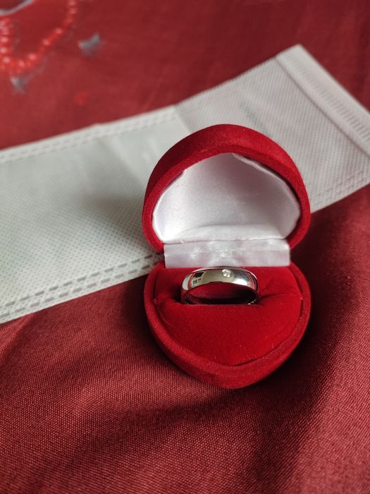 Nowa obrączka z diamentem rozmiar 9