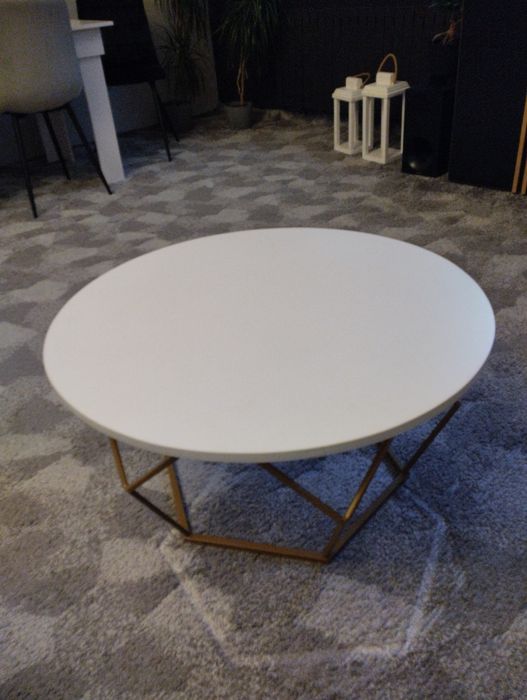 Biały stolik kawowy do salonu/ pokoju dziennego