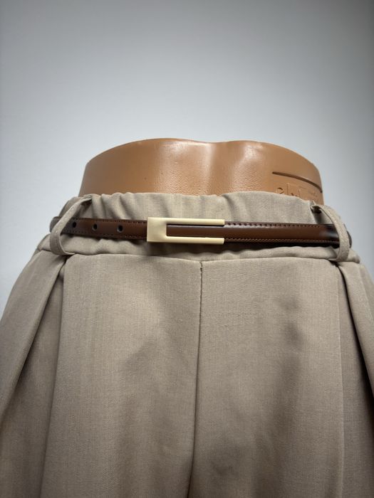 Cienki brązowy pasek z al’a złotą klamrą