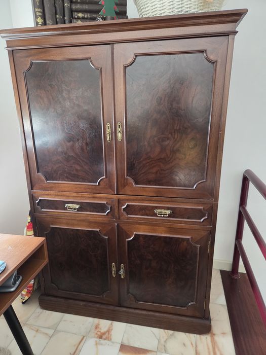 Armário antigo para TV ou Bar