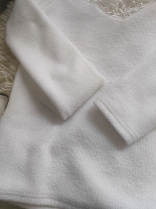 Piękny biały sweterek