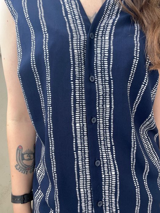 Синя блуза без рукавів з V-образним вирізом