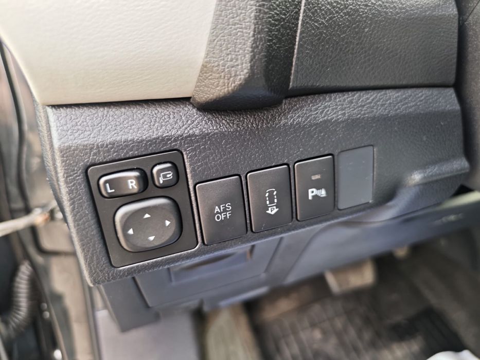 TOYOTA AURIS HYBRID 1,8 бенз+електро  2014