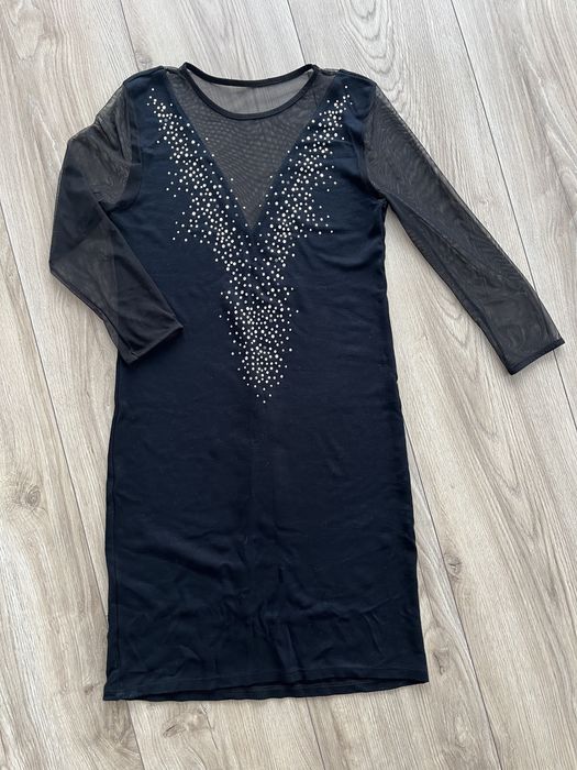 Elegancka czarna sukienka z długim rękawem i kryształkami