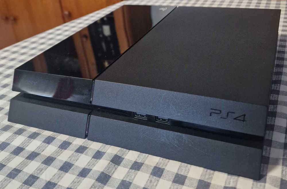 PlayStation 4 1Tb + 2 comandos DualShock 4 + 12 jogos