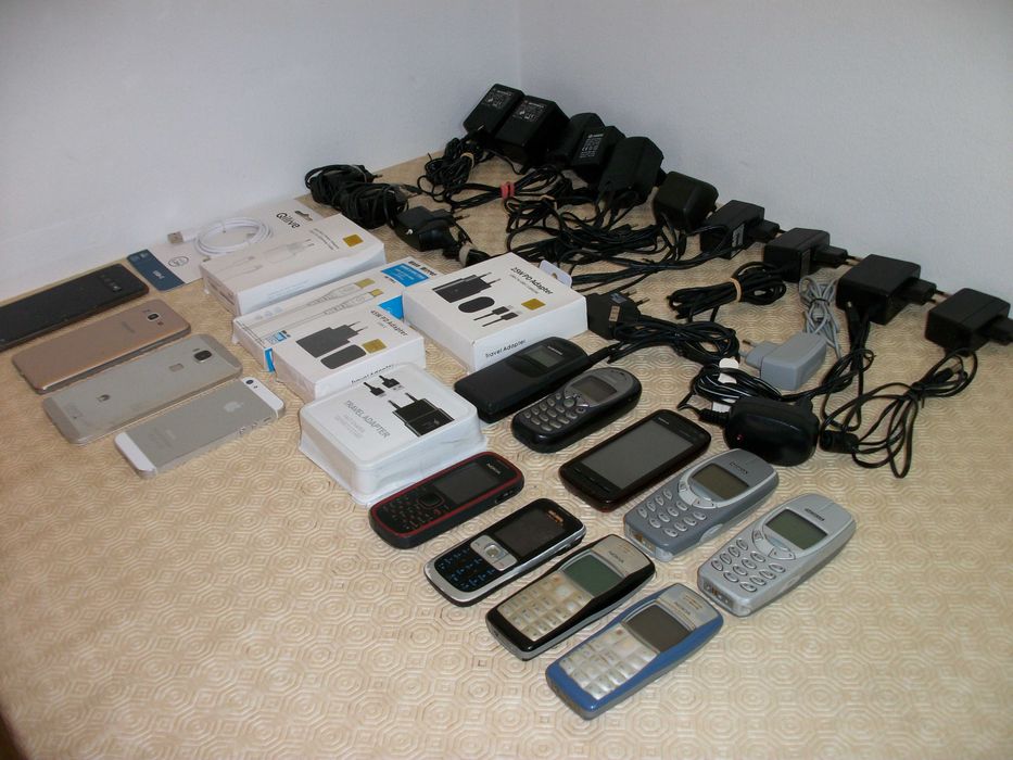 Conjunto 13 Telemóveis Peças + 16 Carregadores, adaptadores e cabos