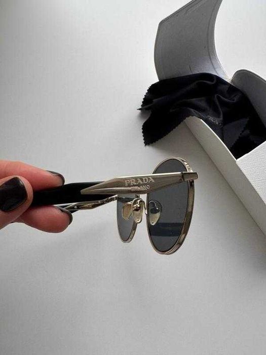 Сонцезахисні окуляри prada