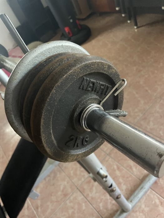 Banco de musculaçao com barra com pesos