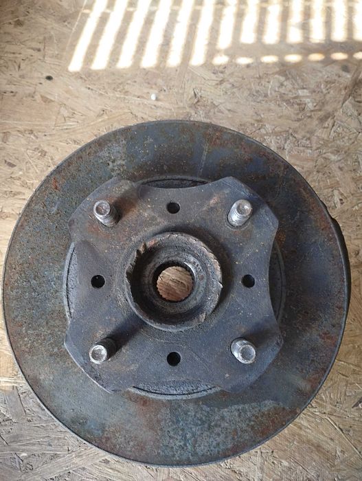 Поворотный кулак на Mazda 626 (левый)