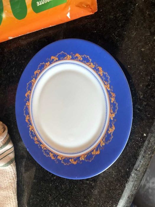 prato de refeicao azul branco e dourado