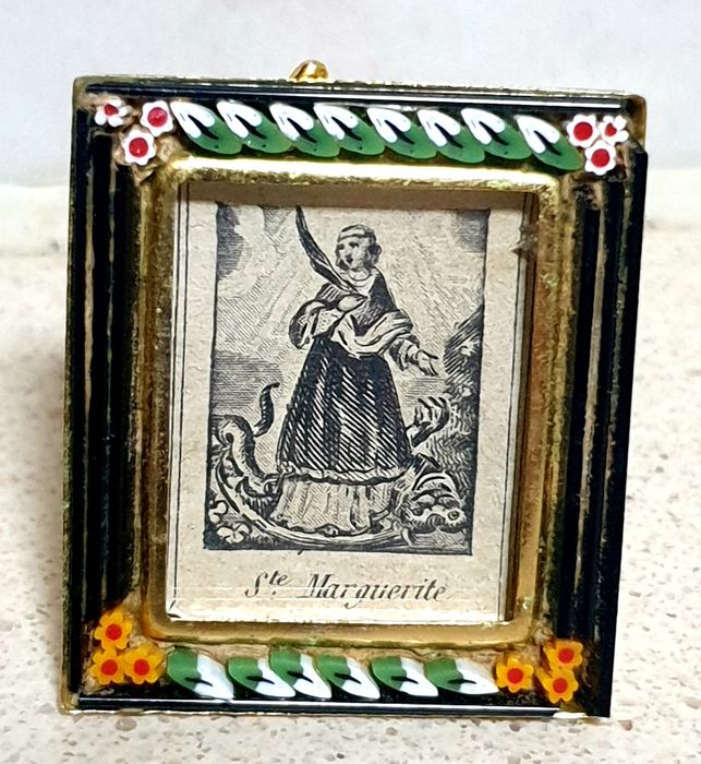 Lindas pequenas molduras com micromosaicos e imagens religiosas