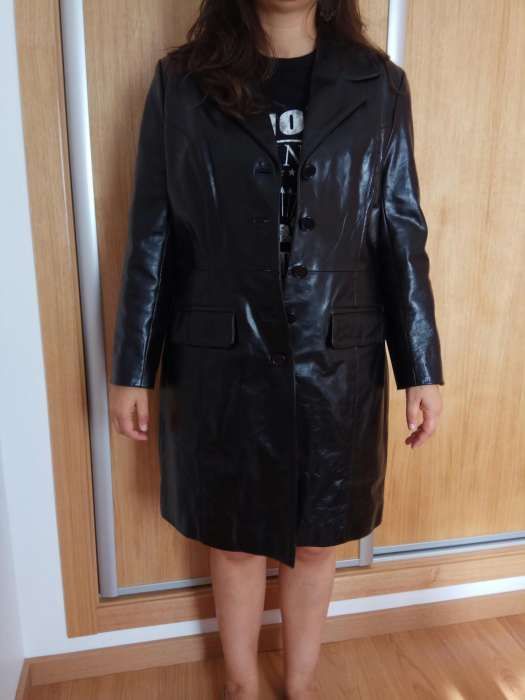 Casaco comprido em pele verdadeira preta.