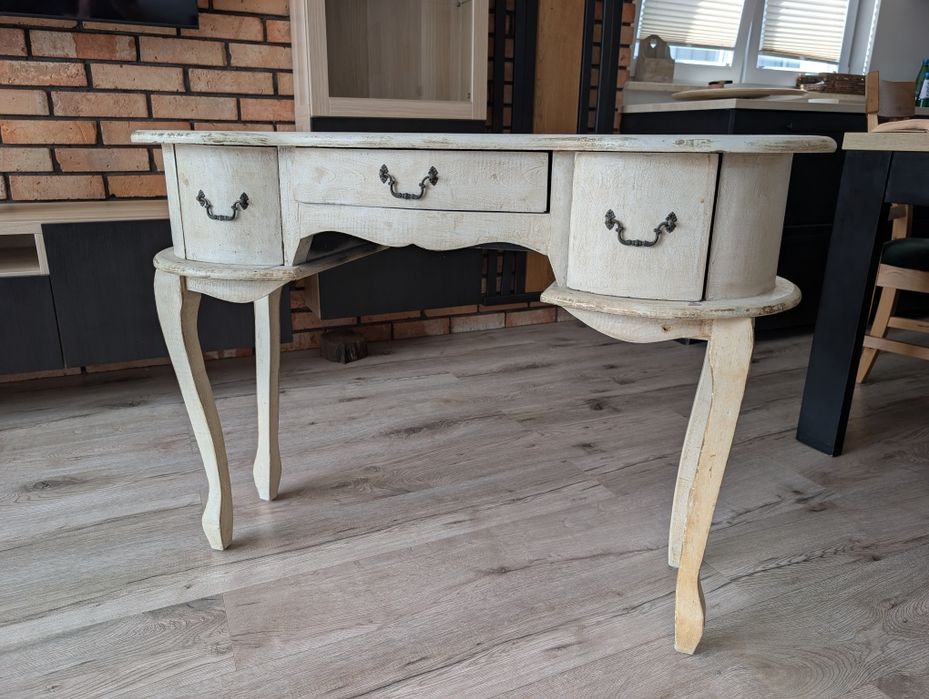 stolik/komoda w stylu francuskim z trzema szufladami (delikatnie uszkodzona noga)