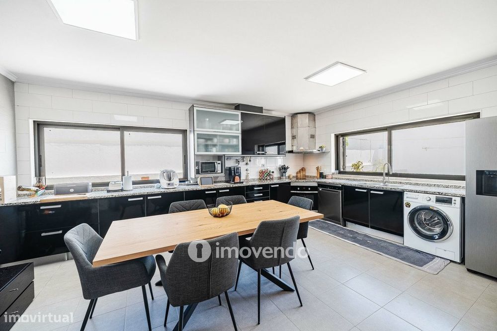 Moradia T3+1 de design moderno, com jardim, na Quinta do Anjo
