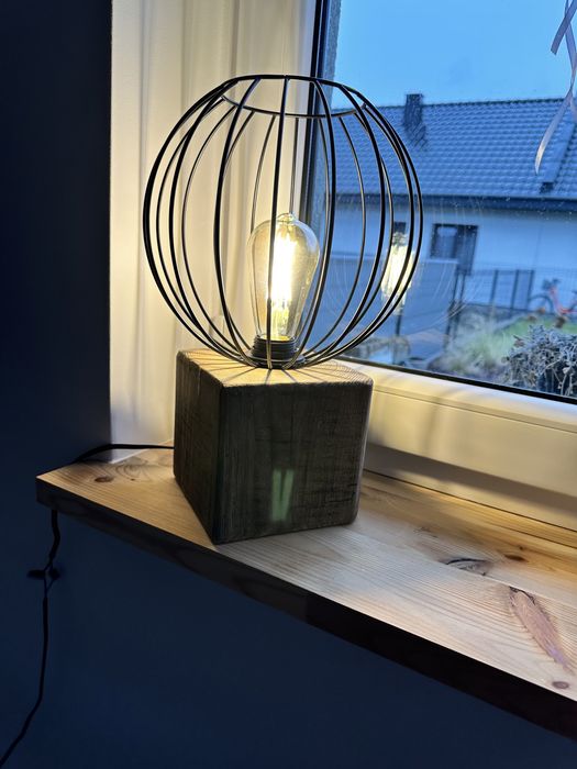 Loftowa lampa nocna z drucianym kloszem