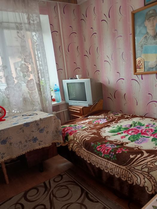 Здається   1 кімната в 3 кімнатній з власником