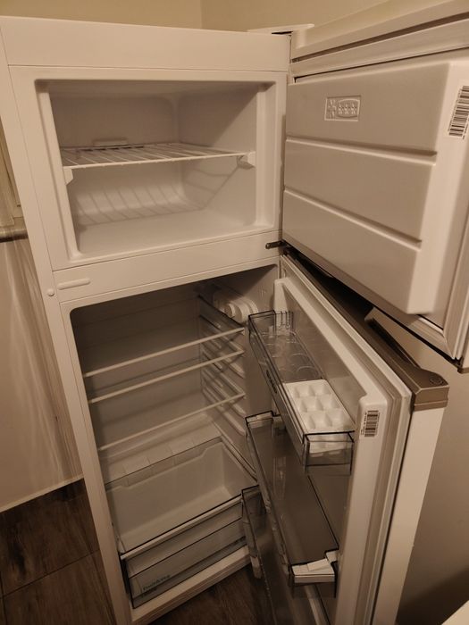 sprzedam lodówkę 2 letnią