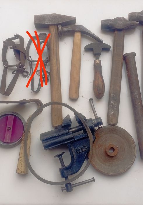 Інструменти для роботи молоток точильні бруски  ,грілка,шків