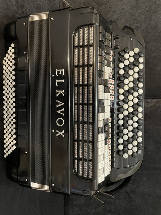 Acordeão Elkavox 83 com Mala e pedais
