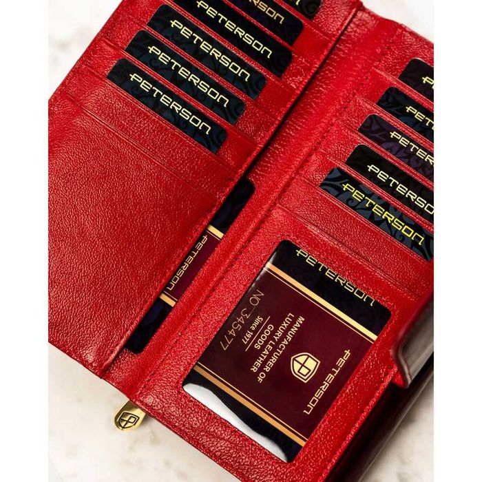 Portfel damski z lakierowanej skóry naturalnej zamykany na zatrzask