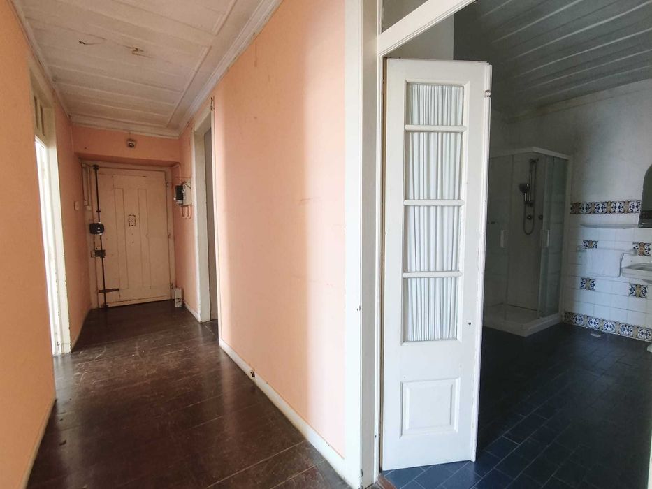 T3 com quintal, junto ao Castelo, para remodelação integral
