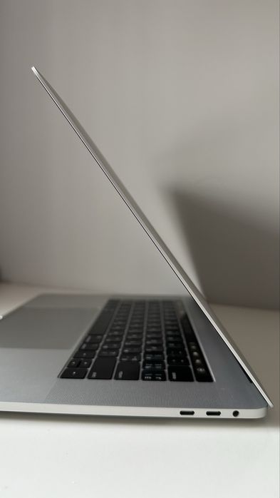 MacBook Pro 15 2019 A1990. i7. 16GB. 512GB SSD. Touch Bar