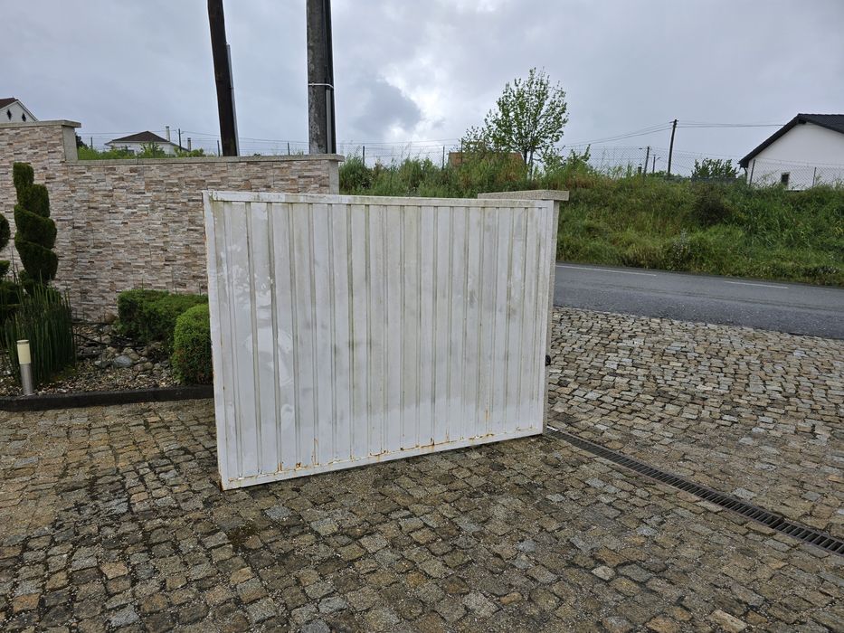 Portão e porta para limite de casa ou terreno