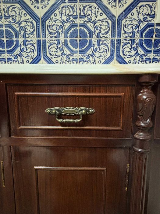 Móvel de Madeira com Topo em Mármore