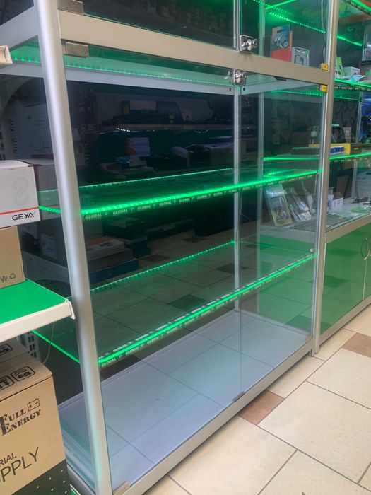 Скляна вітрина для офісу / магазину (стелаж, полка, витрина)